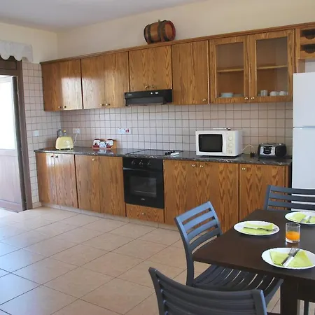 Only 50m To The Sea, Sleeps 12, Polis *