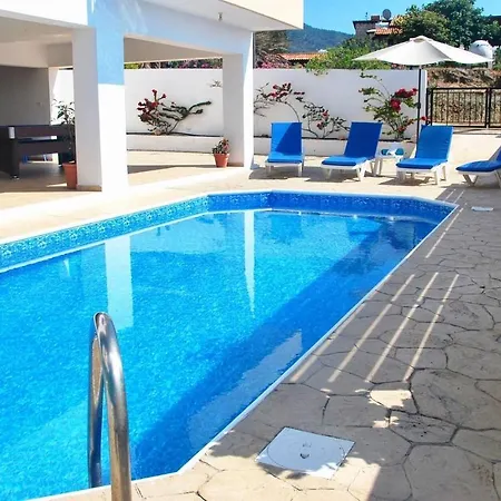 Only 50m To The Sea, Sleeps 12, Polis Villa *