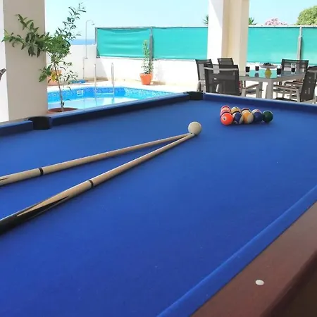 Only 50m To The Sea, Sleeps 12, Polis فيلة بوموس