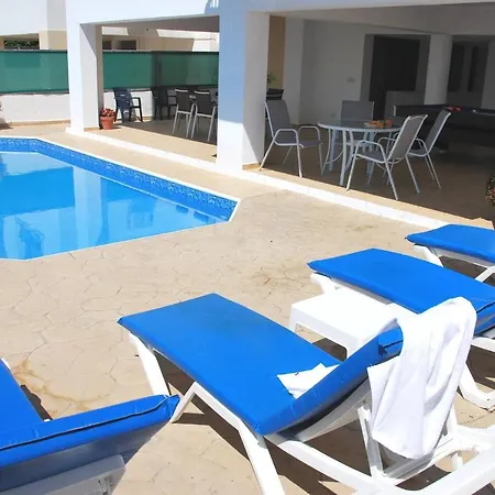 Only 50m To The Sea, Sleeps 12, Polis فيلة بوموس