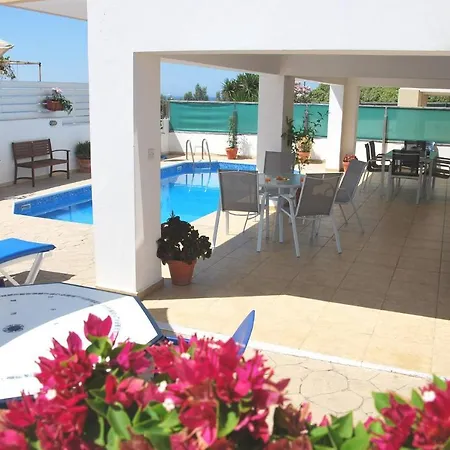 Only 50m To The Sea, Sleeps 12, Polis *