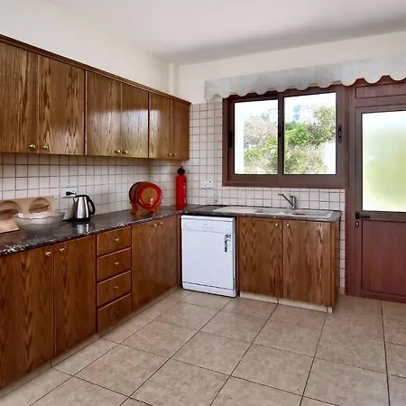 Villa Only 50m To The Sea, Sleeps 12, Polis *