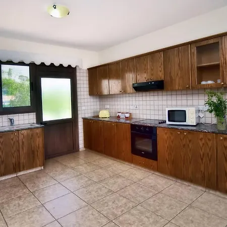 Only 50m To The Sea, Sleeps 12, Polis *