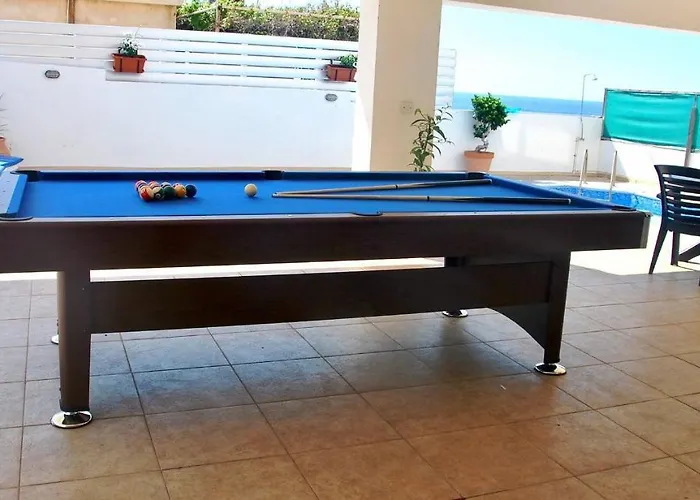 Only 50m To The Sea, Sleeps 12, Polis Vila