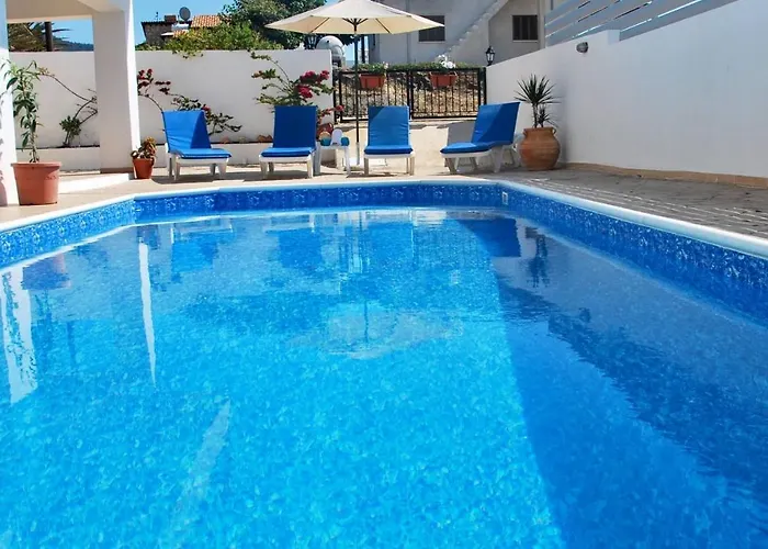 Only 50m To The Sea, Sleeps 12, Polis *