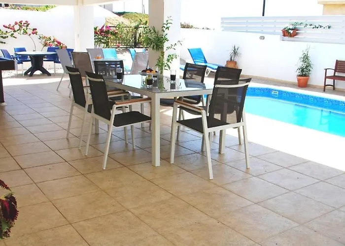 Only 50m To The Sea, Sleeps 12, Polis Vila