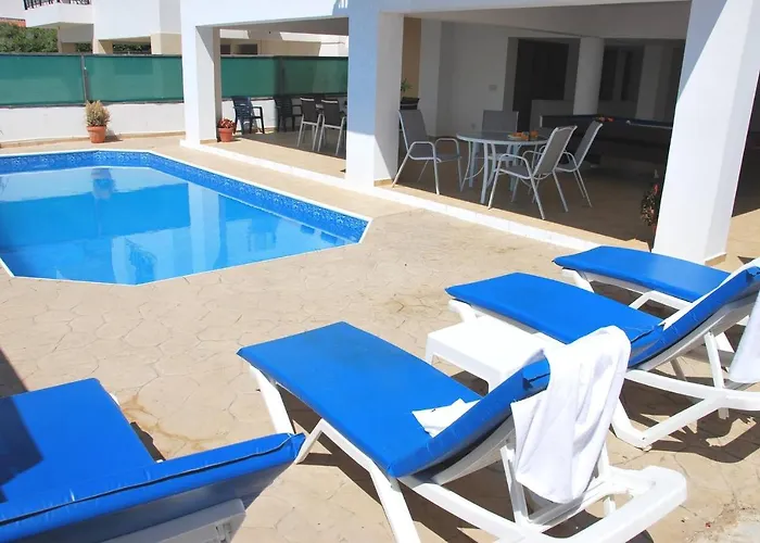 Only 50m To The Sea, Sleeps 12, Polis וילה פומוס