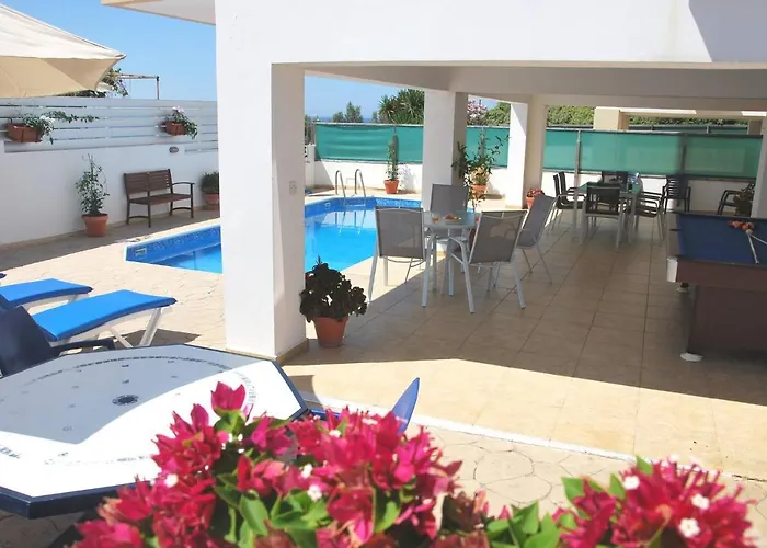 Only 50m To The Sea, Sleeps 12, Polis *