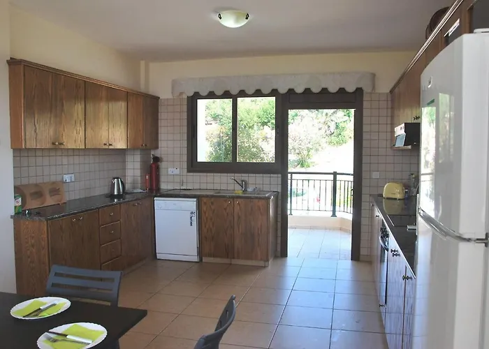Only 50m To The Sea, Sleeps 12, Polis Vila *