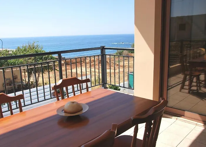 Only 50m To The Sea, Sleeps 12, Polis פומוס