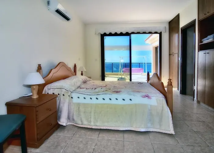 Only 50m To The Sea, Sleeps 12, Polis * Pomos