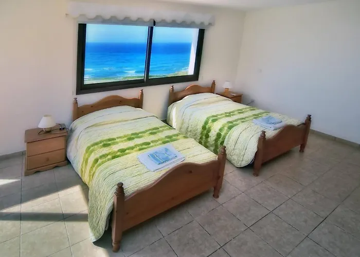 Only 50m To The Sea, Sleeps 12, Polis Vila *