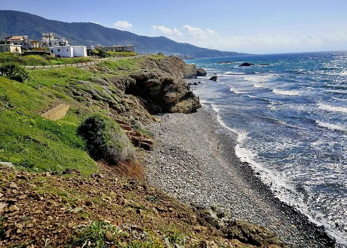 Only 50m To The Sea, Sleeps 12, Polis פומוס