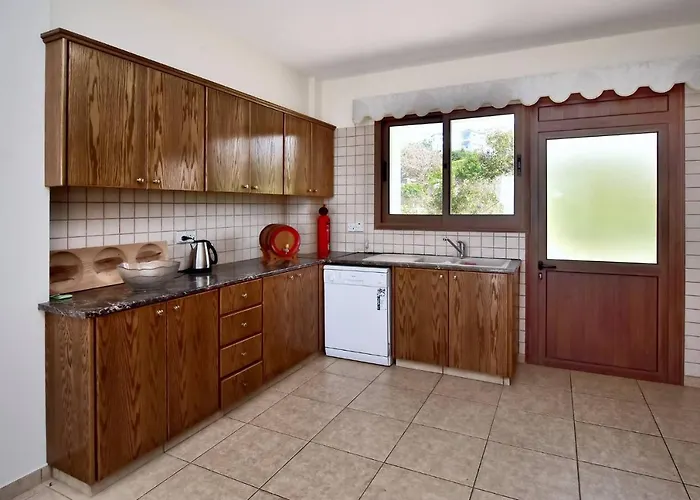 Vila Only 50m To The Sea, Sleeps 12, Polis *