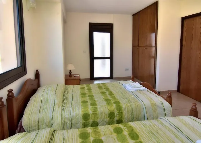 Only 50m To The Sea, Sleeps 12, Polis