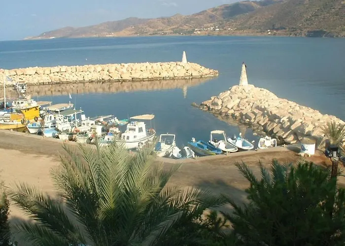 Only 50m To The Sea, Sleeps 12, Polis