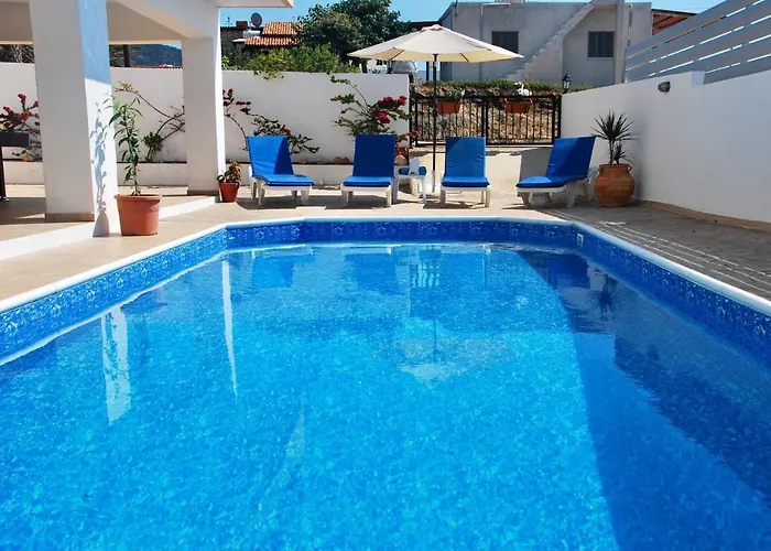 Only 50m To The Sea, Sleeps 12, Polis Vila
