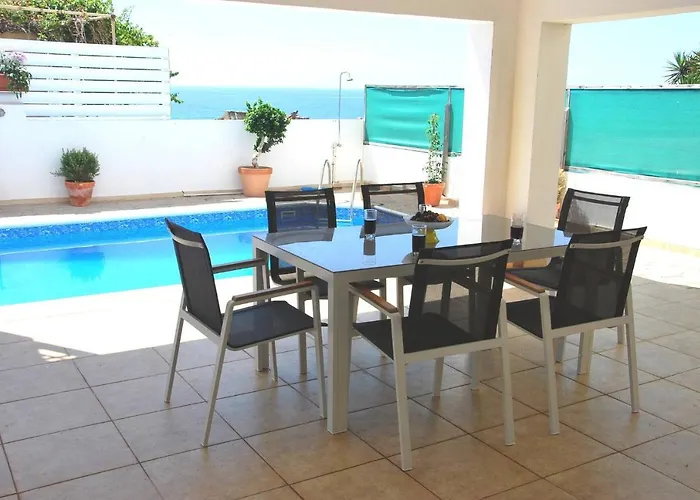 Only 50m To The Sea, Sleeps 12, Polis וילה