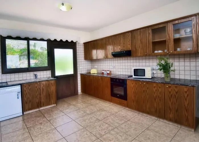 Only 50m To The Sea, Sleeps 12, Polis *