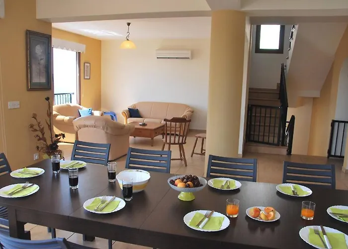 Only 50m To The Sea, Sleeps 12, Polis Vila