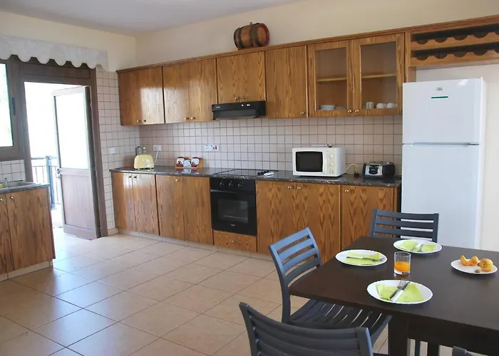 Only 50m To The Sea, Sleeps 12, Polis *