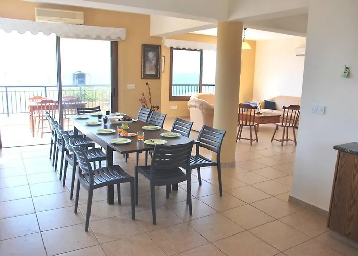 Only 50m To The Sea, Sleeps 12, Polis Vila