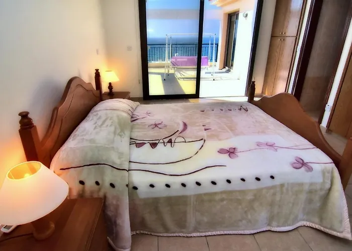 Vila Only 50m To The Sea, Sleeps 12, Polis