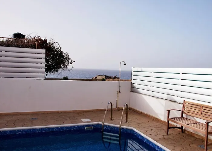 Only 50m To The Sea, Sleeps 12, Polis *