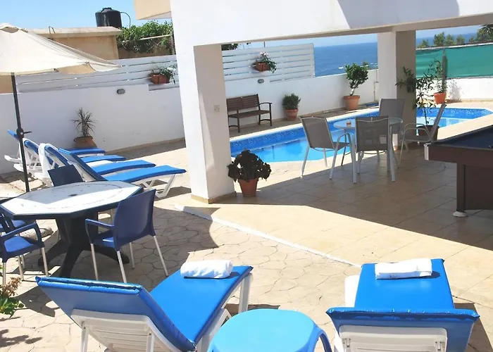 Only 50m To The Sea, Sleeps 12, Polis וילה *